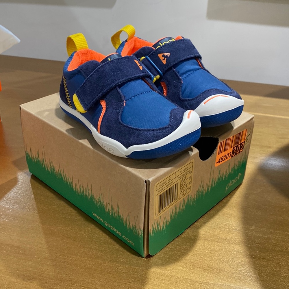 Plae toddler sneakers